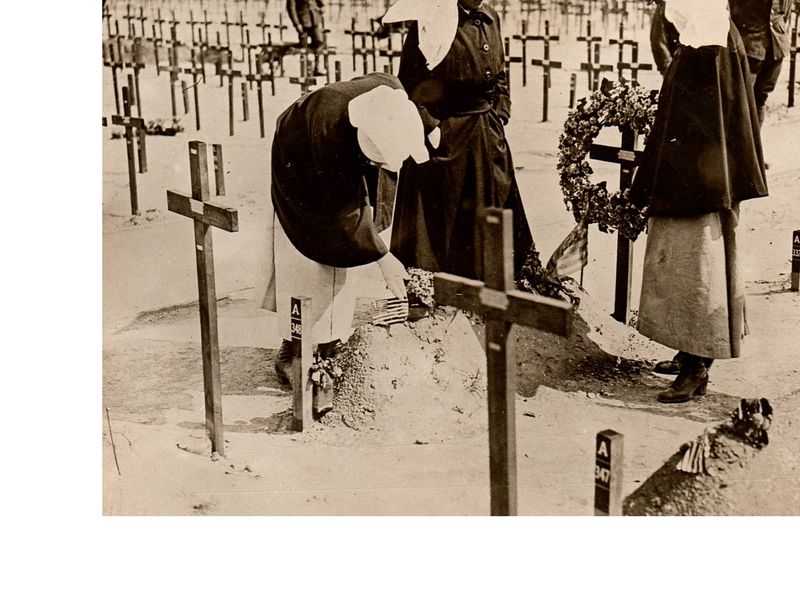 Women--WWI sister 2259