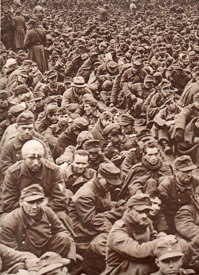 Crowds--German prisoners-left800 Crowds--German prisoners-left800