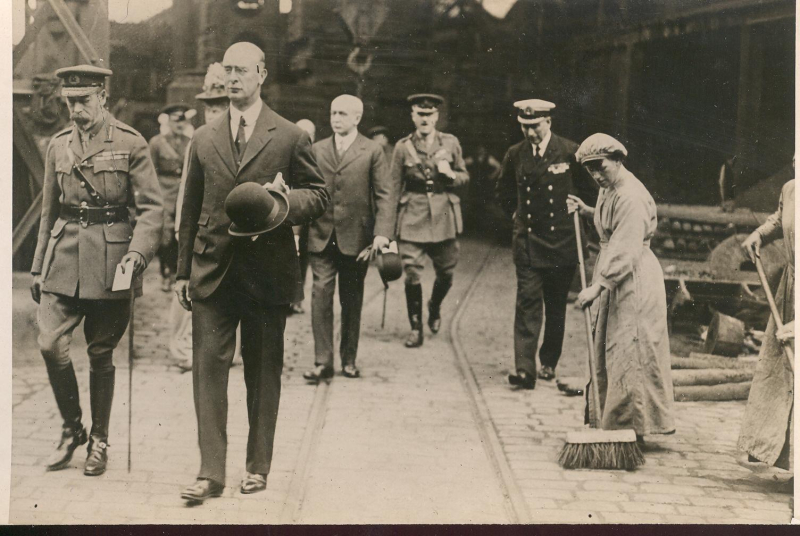 1 april 26 women king+queen