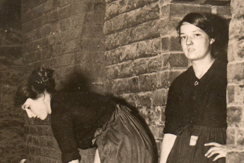 WWI--e--women glass det686