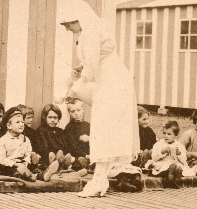 WWI--e--women--beglian babies det669