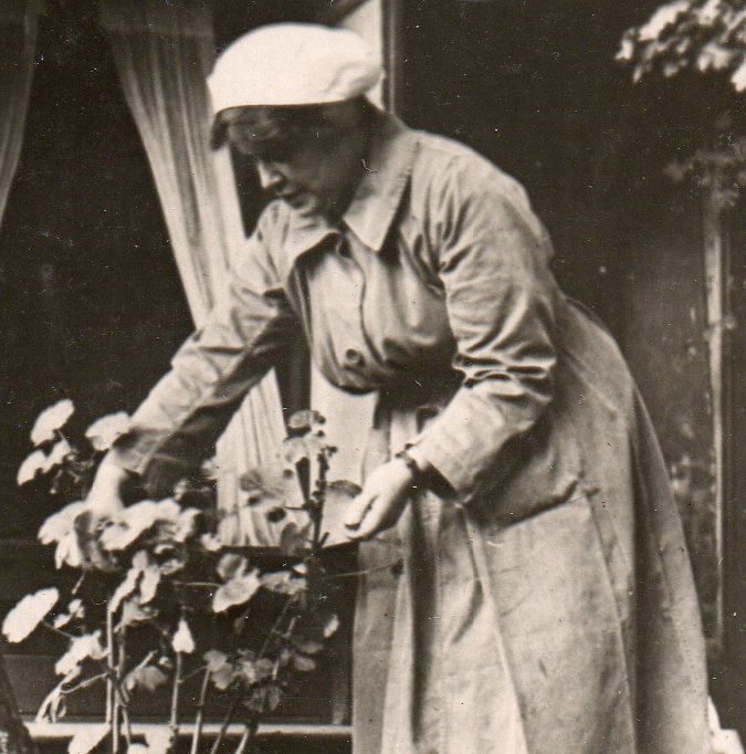 WWI--e--women--cook wif flowers665