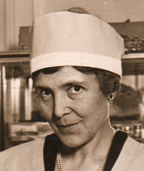 WWI--e--women-coy thrift sellers det676