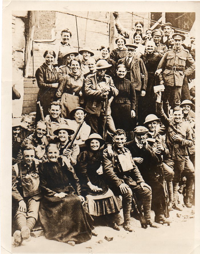 WWI--crowds--free town701