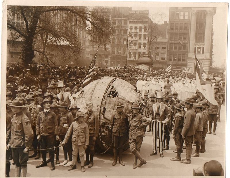 WwI--photos--flags parade039