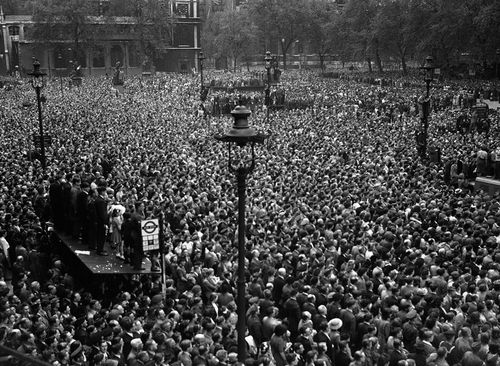 Crowds VE whitehall