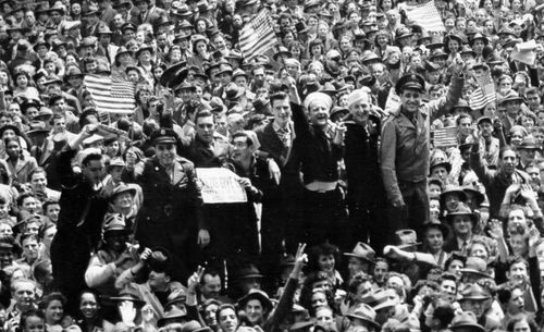 CROWDS ve dAY DETAIL