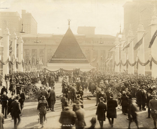WWI Project Pyramid of captured German helmets, New York, 1918 (1) WWI Project Pyramid of captured German helmets, New York, 1918 (1)