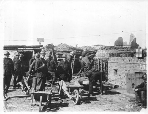 WWI Photos dig tench red cross606